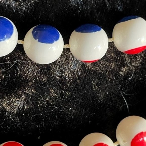 Vintage Marvella 1940's red, white and blue beaded necklace. - Picture 3 of 5